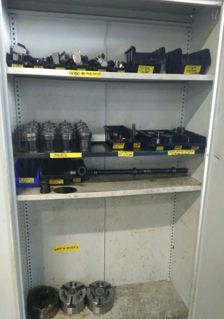 Szafa z oprzyrządowaniem do maszyn