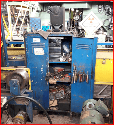 Nieuporządkowane miejsce pracy przed wprowadzeniem zmian 5S