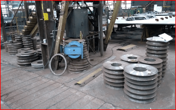 Nieuporządkowana przestrzeń hali produkcyjnej przed wprowadzeniem zmian systemu 5S