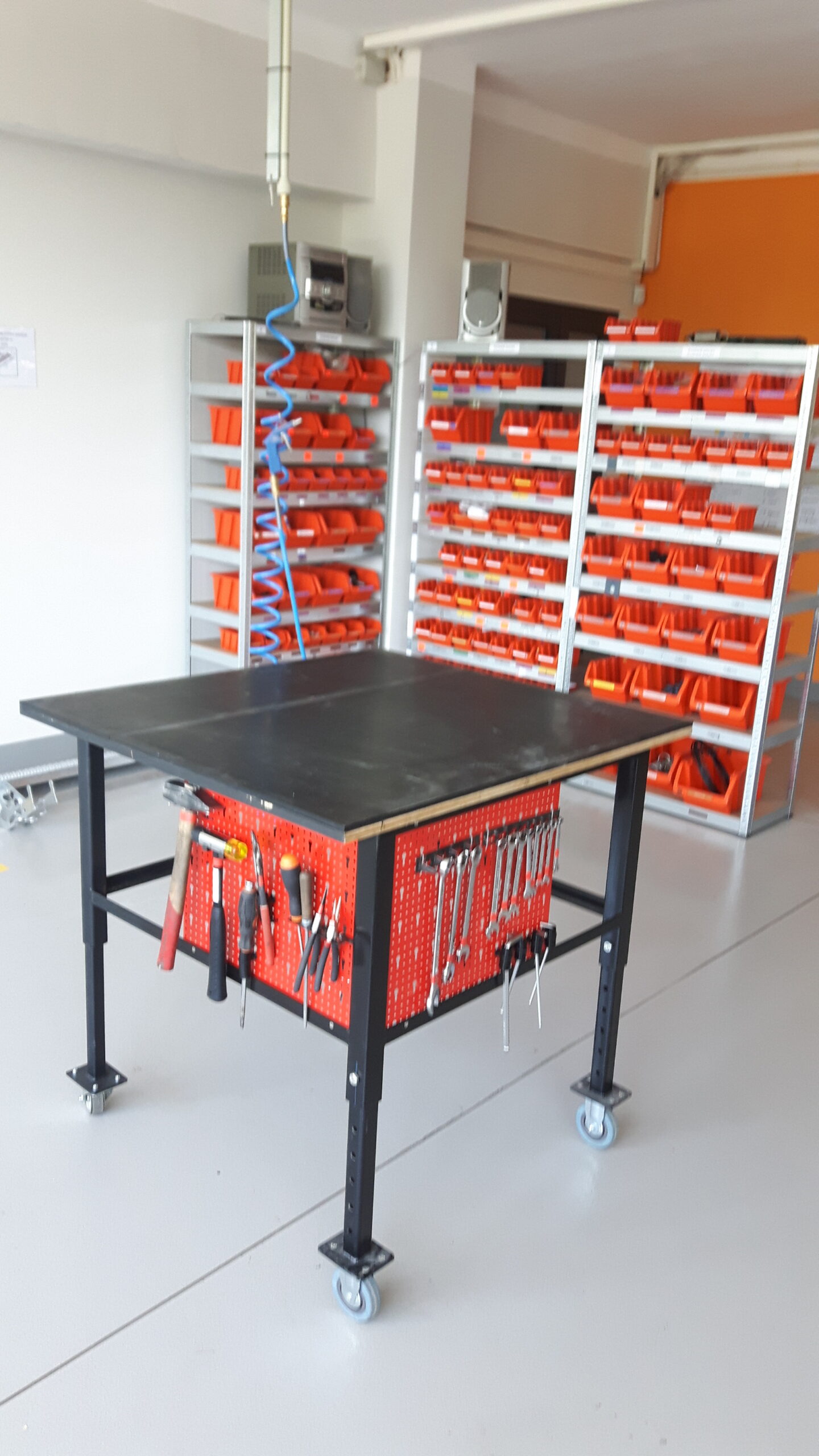 Stół roboczy z tablicą cieni po wprowadzeniu zmian 5S