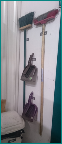 Kącik czystości z narzędziami do sprzątania według metody 5S