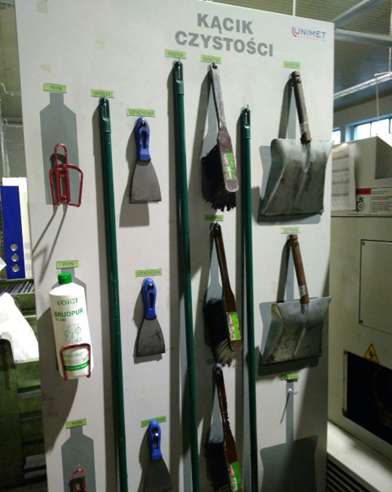 Kącik czystości z narzędziami do sprzątania według zasad 5S