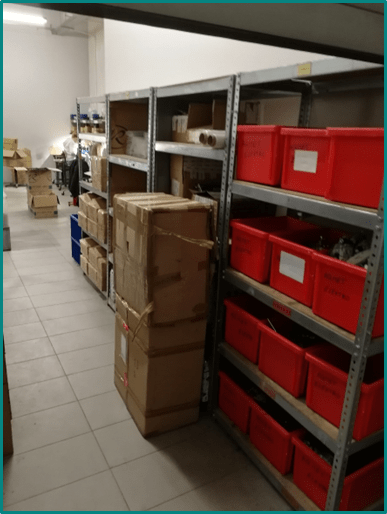 Uporządkowany regał po wprowadzeniu zmian z systemu 5S