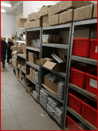 Nieuporządkowany regał przed wprowadzeniem zmian 5S