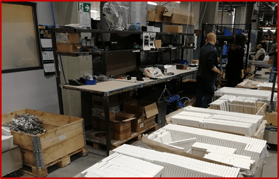 Nieuporządkowane stoły przed zmianami z systemu 5S