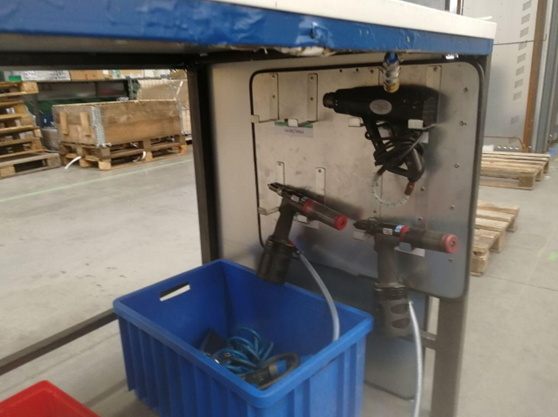 Uporządkowane miejsce z narzędziami pracy po zastosowaniu reguły systematyki z systemu 5S