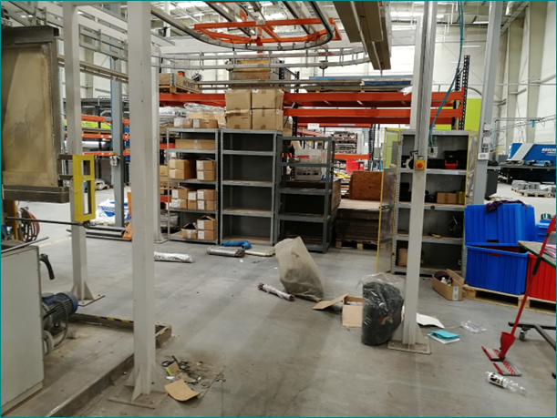 Nieuporządkowane miejsce pracy przed wprowadzeniem zmian 5S - selekcją, systematyką i sprzątaniem