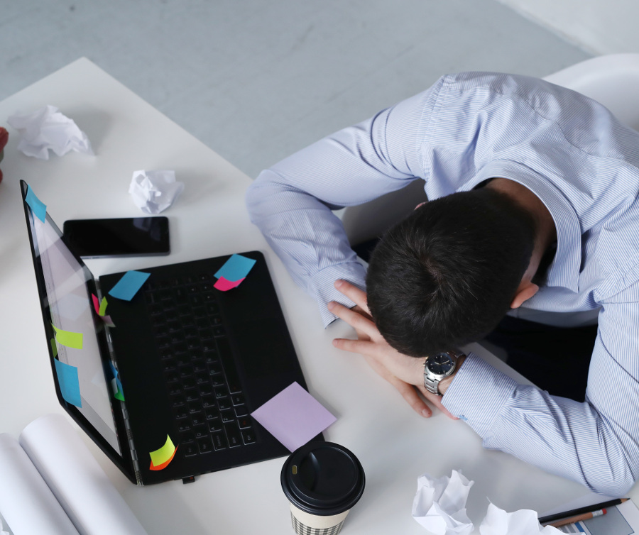 1. Jakie sa objawy przepracowania Zmęczony pracownik biurowy - jakie są objawy przepracowania