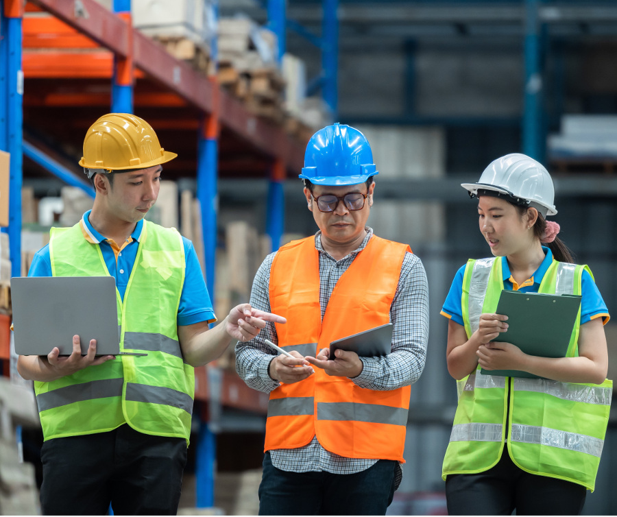 3. Dzial technologii i zapewnienia jakosci Pracownicy z różnych działów na kontroli produkcji