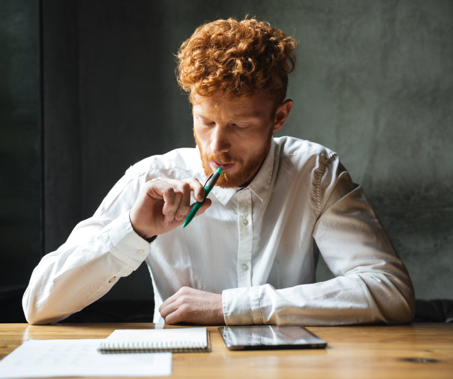 3. System mikrozarządzania firma Mężczyzna analizujący - system mikrozarządzania firmą