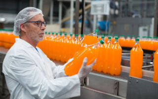 Sprawdzanie jakości przez pracownika produkcyjnego