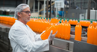 Sprawdzanie jakości przez pracownika produkcyjnego