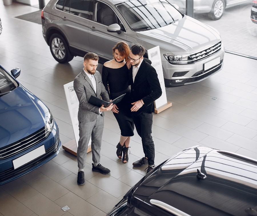 1.Co-zrobic-zeby-przetrwac-dlugie-terminy-dostaw Długie terminy dostaw - para w salonie samochodowym