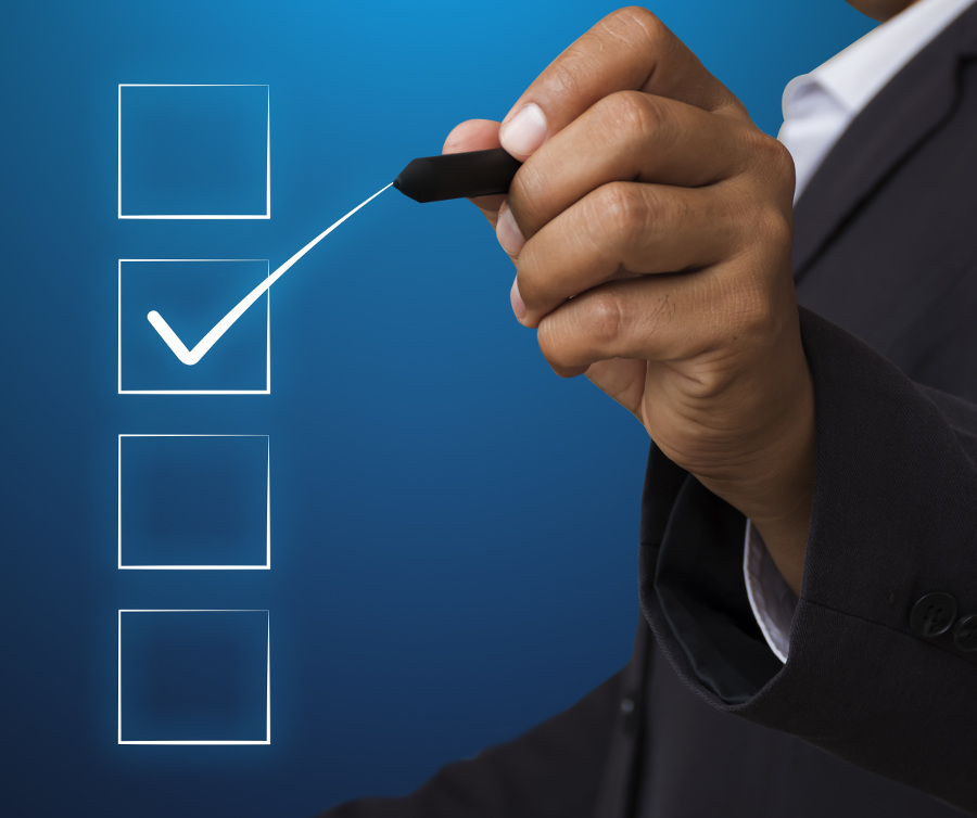 2.Co-zrobic-przy-dlugim-terminie-dostawy-analiza Mężczyzna zaznacza punkty na liście - analiza przy długim terminie dostaw