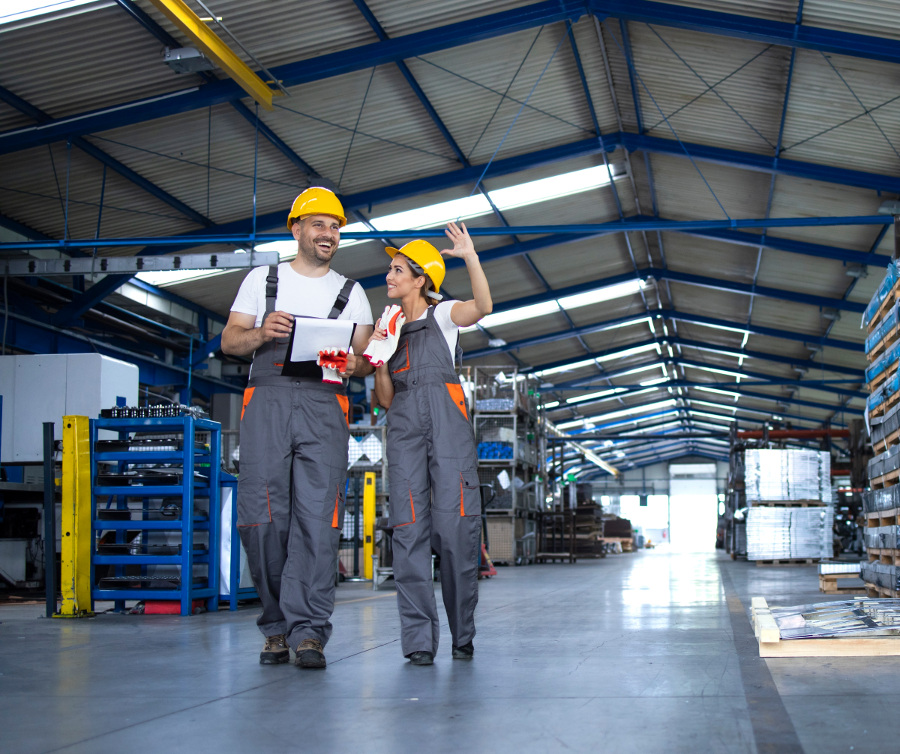 Mężczyzna i kobieta monitorujący zużycie energii na produkcji