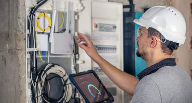 Mężczyzna monitoruje zużycie energii elektrycznej