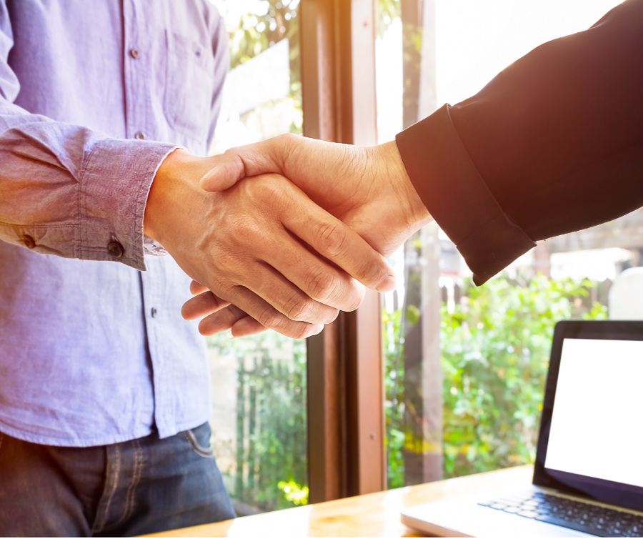 3.Czy-system-premiowy-może-podnieść-motywację-wewnętrzną Uścisk dłoni - system premiowy a motywacja wewnętrzna