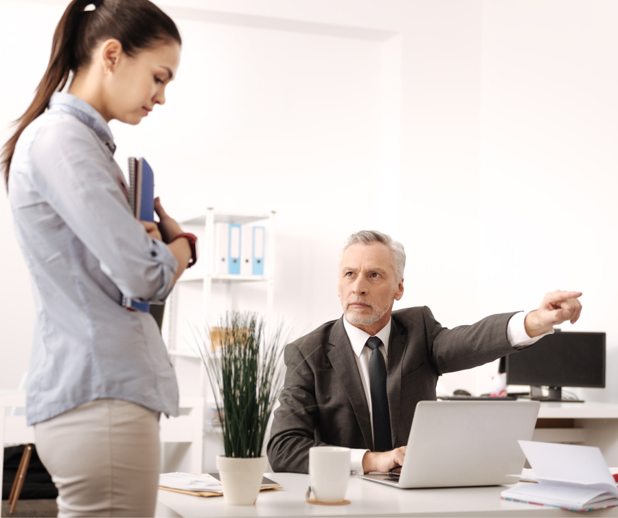 Zdenerwowany szef i pracownik - podnoszenie motywacji wewnętrznej pracowników