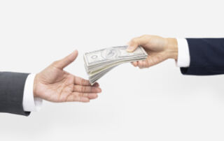 Przekazywanie pieniędzy - czy motywują pracowników?