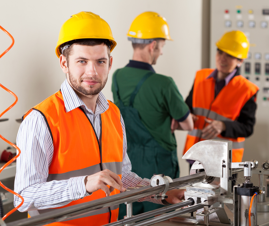 pracownicy-na-produkcji Pracownicy w kaskach na produkcji
