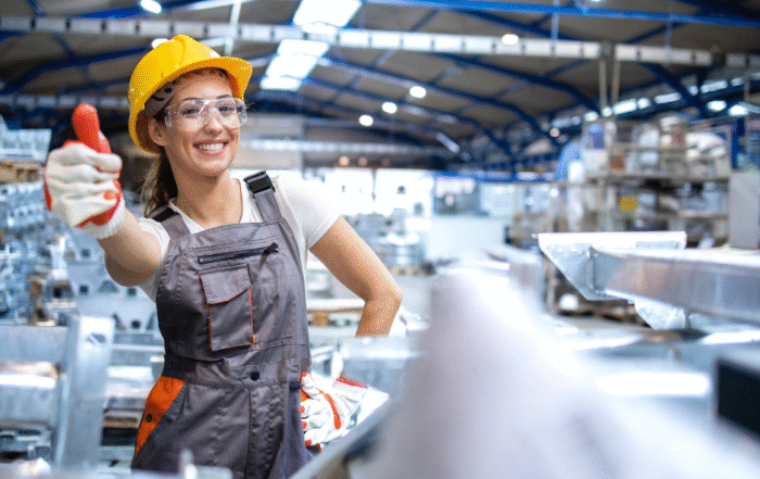 Zadowolony pracownik produkcji